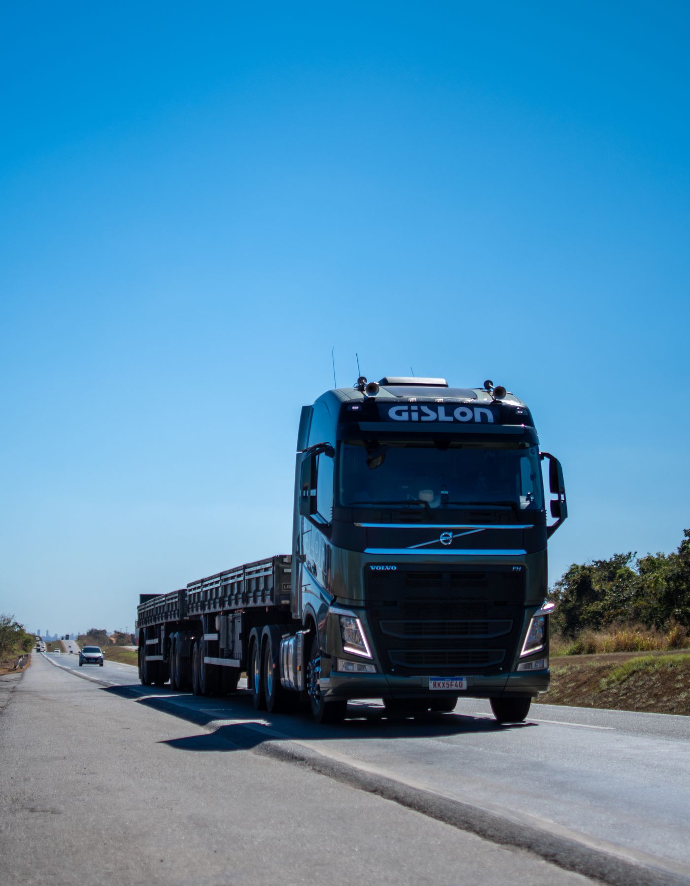 Caminhão de transportadora em rodovia brasileira